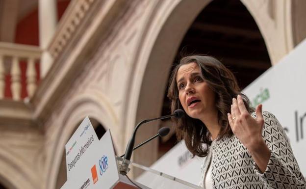 Inés Arrimadas, durante su participación en un desayuno informativo en Sevilla