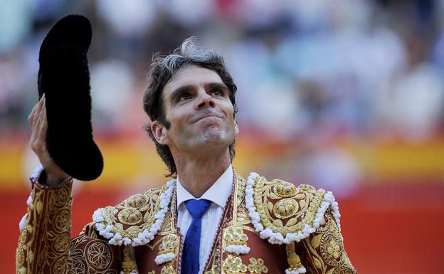 El torero José Tomas saludando durante su corrida en la Plaza de toros de Granada de 2014.