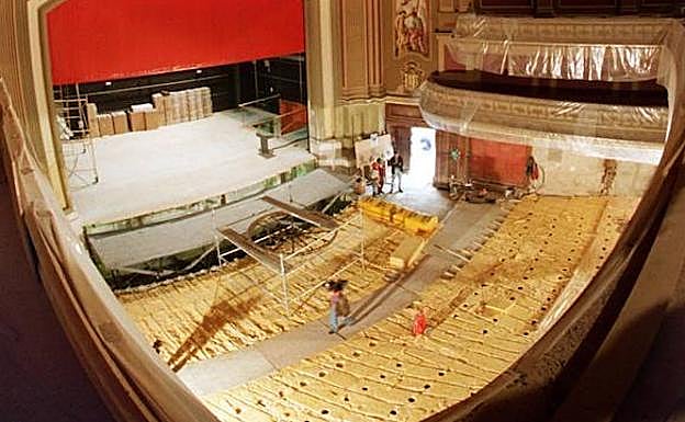 Vista del patio de butacas del teatro durante las obras de rehabilitación de 1998. 
