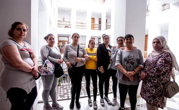 Vecinas del bloque 7 de la calle Urano de Huerta Carrasco en el Ayuntamiento de Motril, donde han acudido para pedir mediación tras el corte de luz en su edificio. 