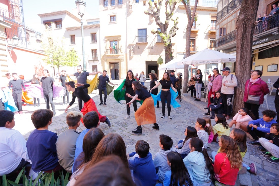 Tras la lectura del manifiesto escrito en esta ocasión por Carlos Cerdá, el grupo de teatro del Instituto Padre Suárez presentó diversas escenas del musical
