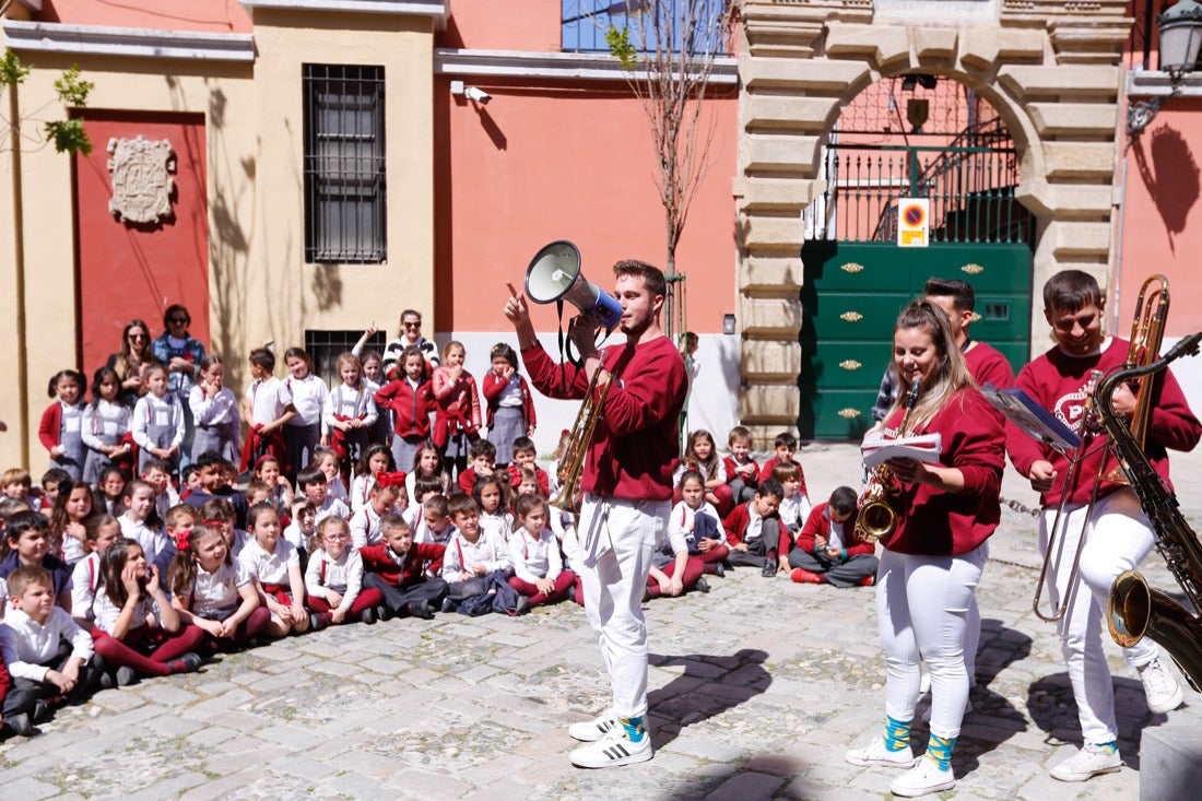 Tras la lectura del manifiesto escrito en esta ocasión por Carlos Cerdá, el grupo de teatro del Instituto Padre Suárez presentó diversas escenas del musical