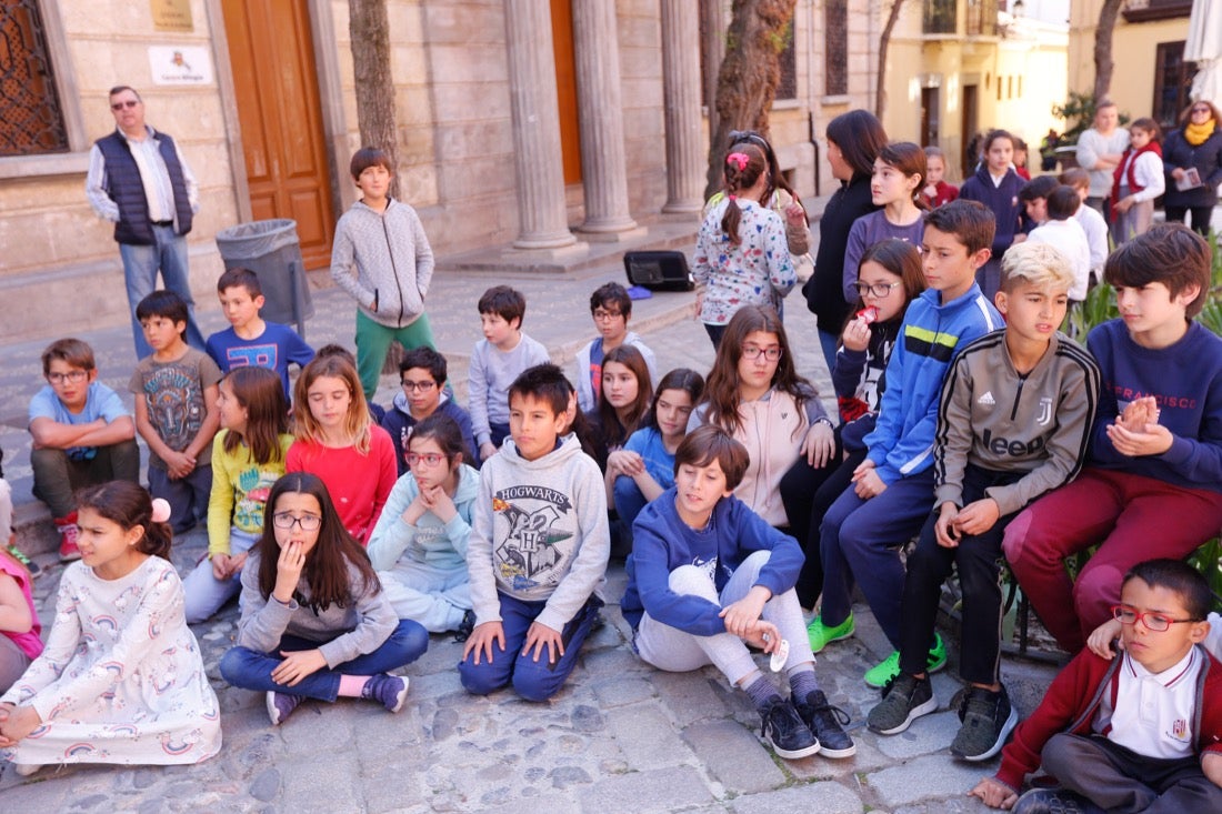 Tras la lectura del manifiesto escrito en esta ocasión por Carlos Cerdá, el grupo de teatro del Instituto Padre Suárez presentó diversas escenas del musical