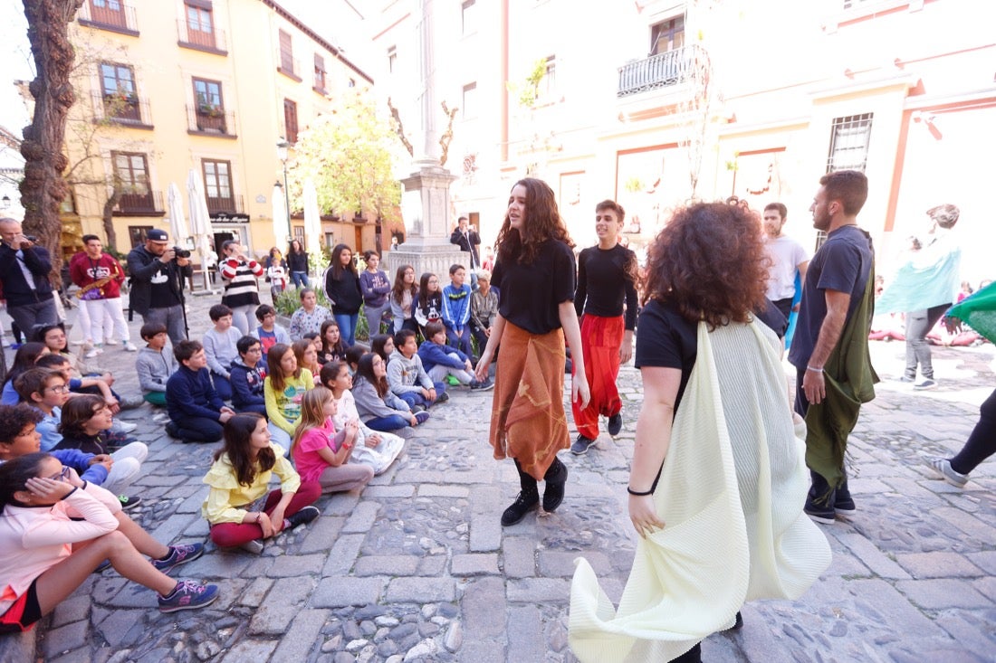 Tras la lectura del manifiesto escrito en esta ocasión por Carlos Cerdá, el grupo de teatro del Instituto Padre Suárez presentó diversas escenas del musical