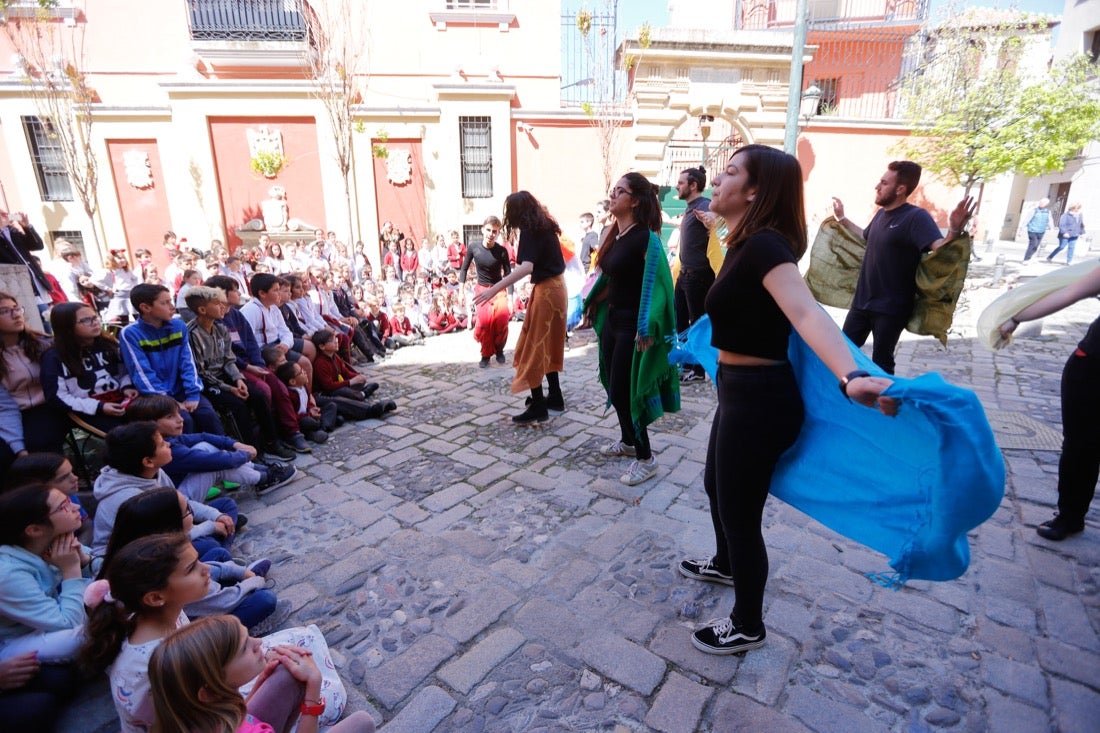 Tras la lectura del manifiesto escrito en esta ocasión por Carlos Cerdá, el grupo de teatro del Instituto Padre Suárez presentó diversas escenas del musical