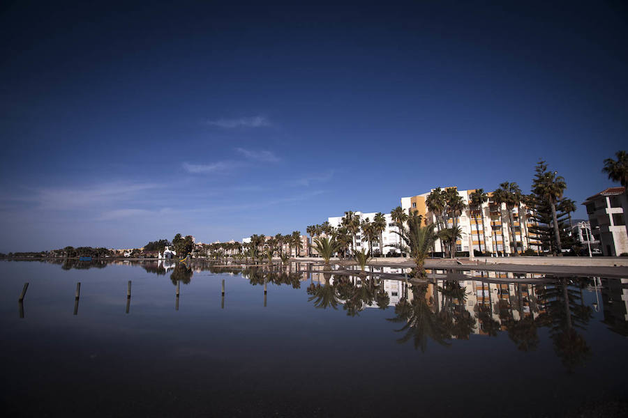 El temporal de levante que ha azotado la Costa granadina ha vuelto a convertir la playa de Poniente de Motril en una gran 'piscina'