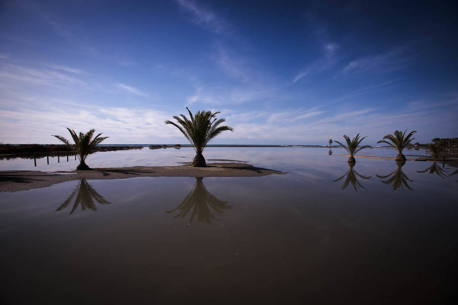 El temporal de levante que ha azotado la Costa granadina ha vuelto a convertir la playa de Poniente de Motril en una gran 'piscina'