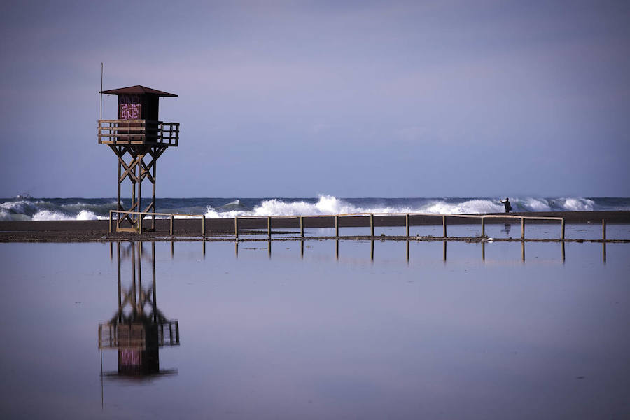 El temporal de levante que ha azotado la Costa granadina ha vuelto a convertir la playa de Poniente de Motril en una gran 'piscina'
