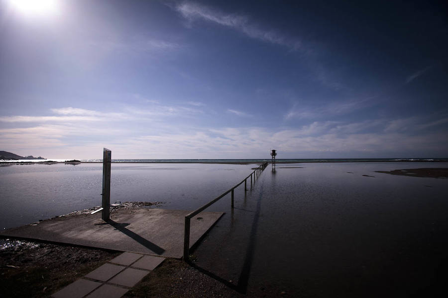 El temporal de levante que ha azotado la Costa granadina ha vuelto a convertir la playa de Poniente de Motril en una gran 'piscina'