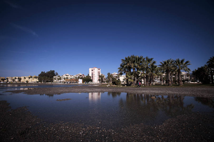 El temporal de levante que ha azotado la Costa granadina ha vuelto a convertir la playa de Poniente de Motril en una gran 'piscina'