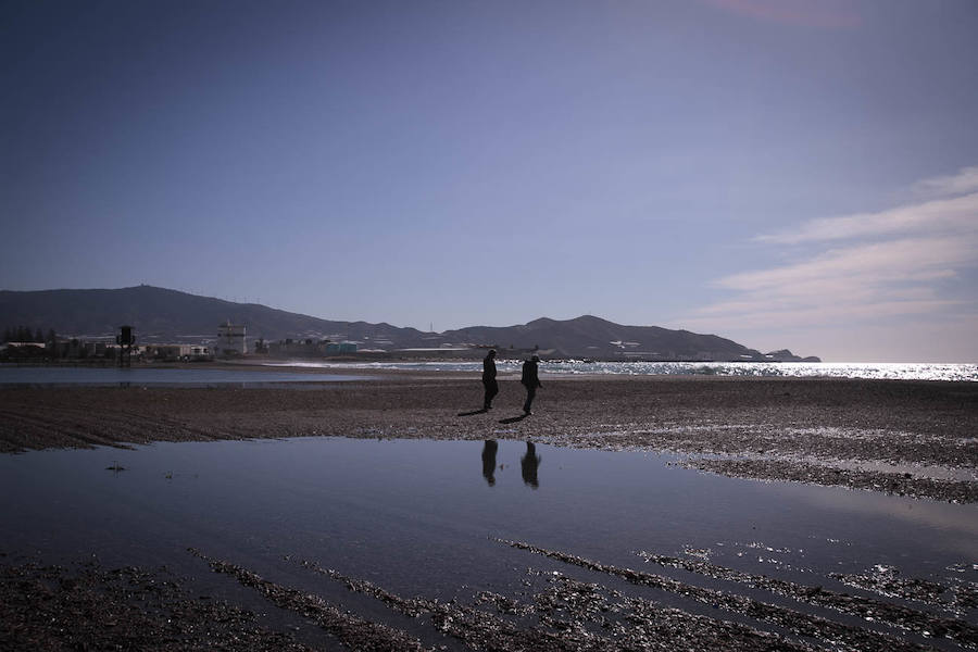 El temporal de levante que ha azotado la Costa granadina ha vuelto a convertir la playa de Poniente de Motril en una gran 'piscina'