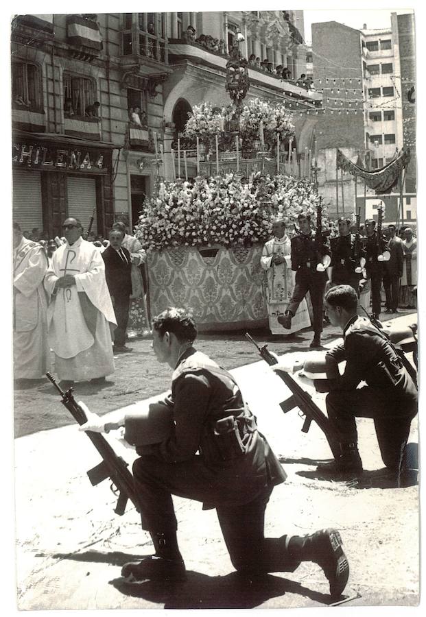 Este año participará de nuevo la Legión, pero no es el único cuerpo militar que ha participado en la festividad granadina a lo largo de su historia