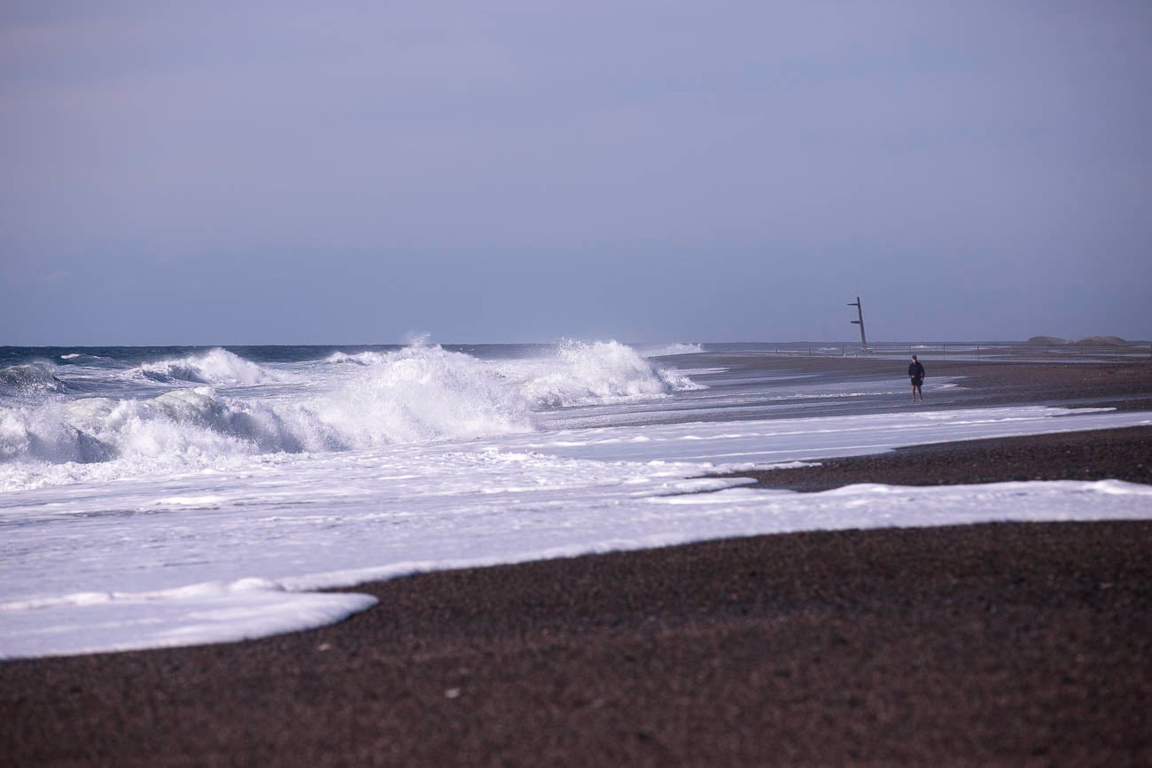 El viento sigue soplando con fuerza y las olas embisten con fuerza en las playas
