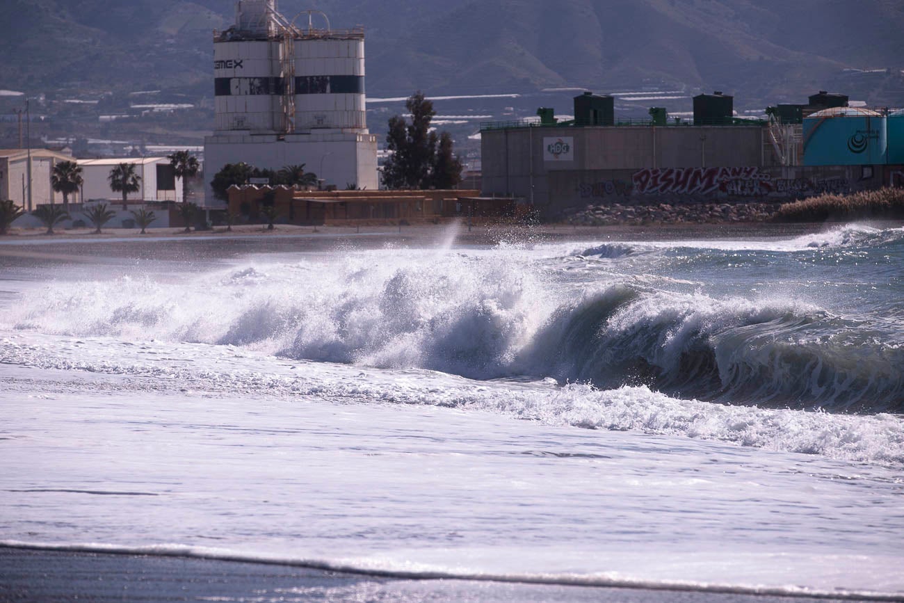 El viento sigue soplando con fuerza y las olas embisten con fuerza en las playas