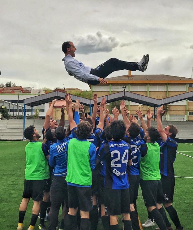 La plantilla manteó a su entrenador tras el ascenso. :: inter de jaén