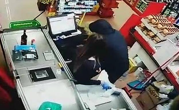 Imágenes de la cámara de seguridad del establecimiento que captan el momento en el que los atracadores se hacen con la recaudación del día.