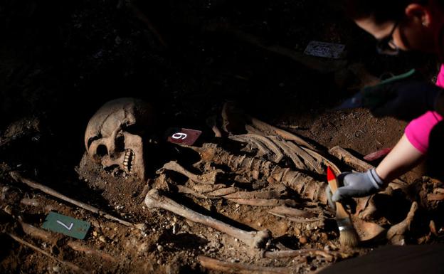 La Asociación Para la Recuperación de la Memoria Histórica (ARMH) excava en el Cementerio de El Carmen de Valladolid tres fosas comunes con ejecutados en la Guerra Civil