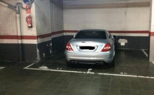 ¿Qué puedes hacer si ves un coche ocupando dos plazas en un parking?