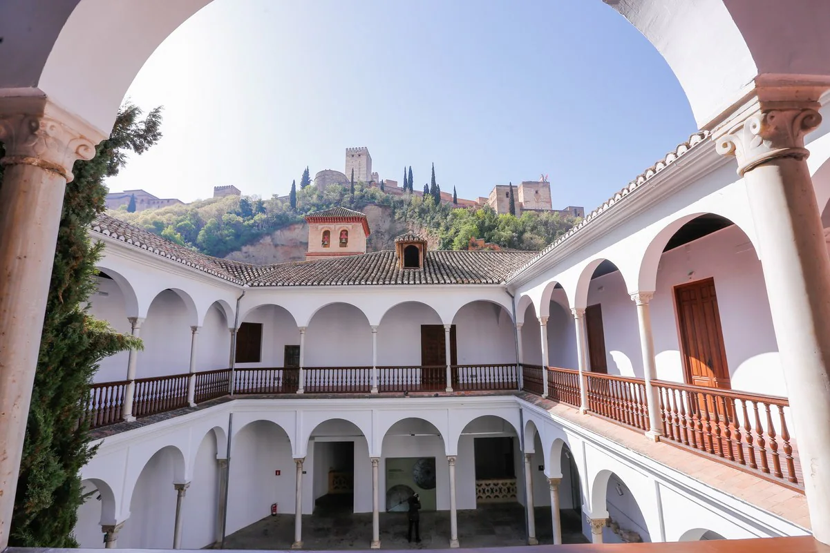 El patio del Museo Arqueológico, una joya del Albaicín.