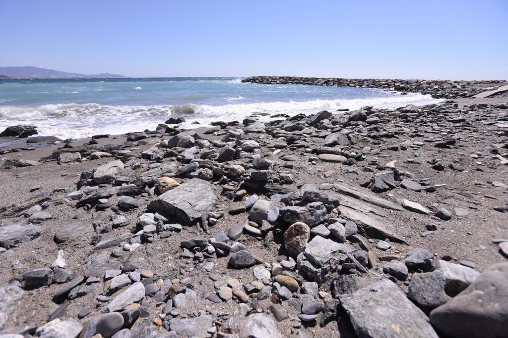 La ya maltrecha escollera de Velilla ha quedado muy dañada y tanto esa zona como Cotobro, Marina del Este y Peña Parda han perdido gran cantidad de arena 