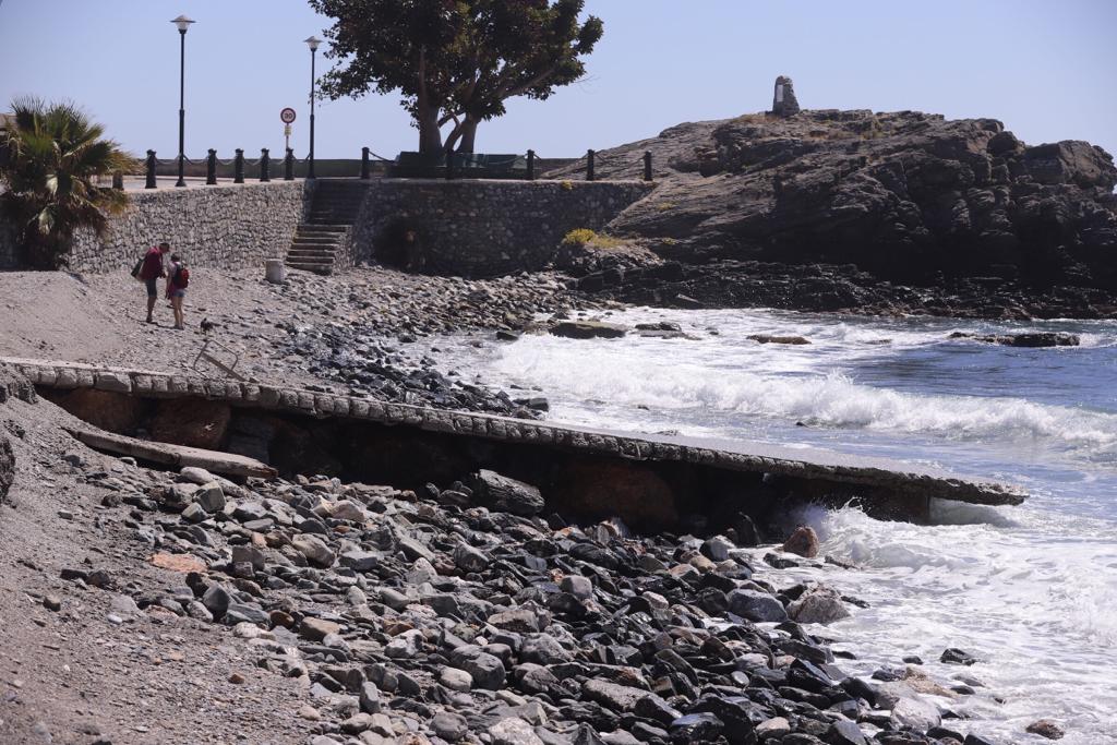 La ya maltrecha escollera de Velilla ha quedado muy dañada y tanto esa zona como Cotobro, Marina del Este y Peña Parda han perdido gran cantidad de arena 