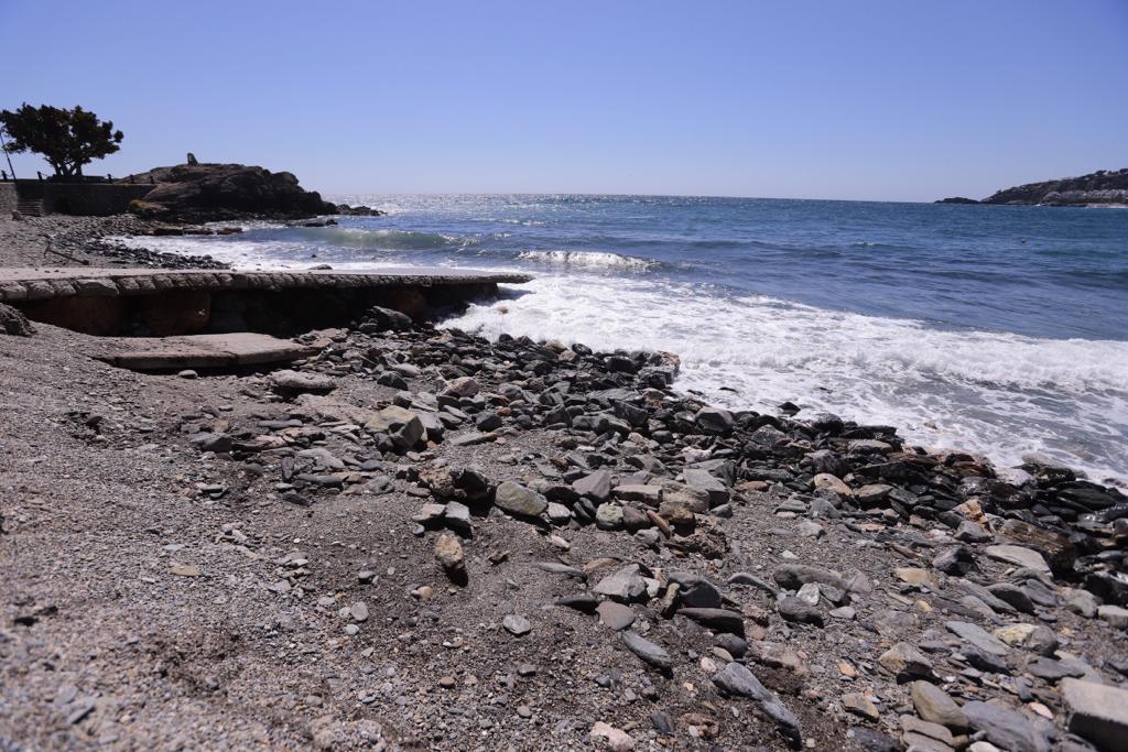 La ya maltrecha escollera de Velilla ha quedado muy dañada y tanto esa zona como Cotobro, Marina del Este y Peña Parda han perdido gran cantidad de arena 