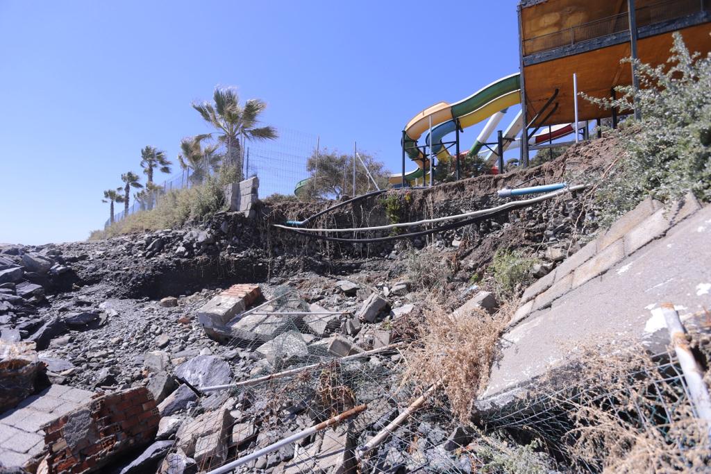 La ya maltrecha escollera de Velilla ha quedado muy dañada y tanto esa zona como Cotobro, Marina del Este y Peña Parda han perdido gran cantidad de arena 