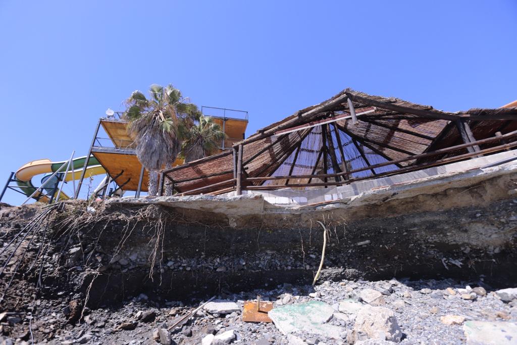 La ya maltrecha escollera de Velilla ha quedado muy dañada y tanto esa zona como Cotobro, Marina del Este y Peña Parda han perdido gran cantidad de arena 