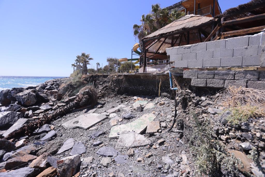 La ya maltrecha escollera de Velilla ha quedado muy dañada y tanto esa zona como Cotobro, Marina del Este y Peña Parda han perdido gran cantidad de arena 