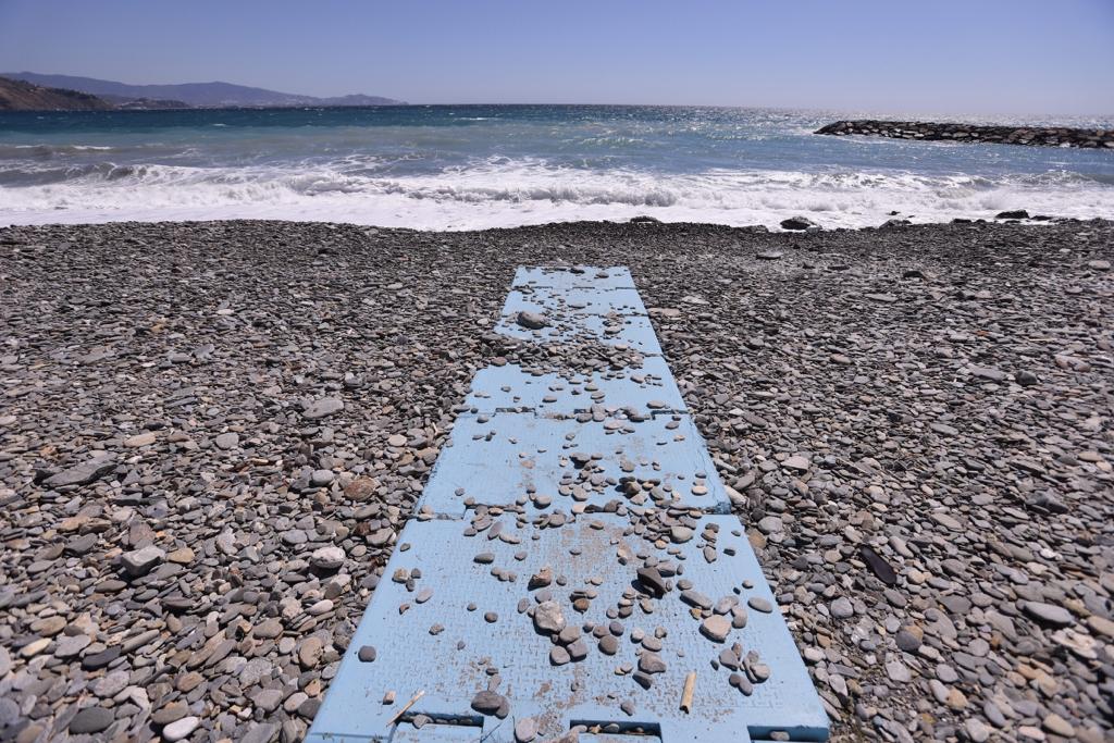 La ya maltrecha escollera de Velilla ha quedado muy dañada y tanto esa zona como Cotobro, Marina del Este y Peña Parda han perdido gran cantidad de arena 