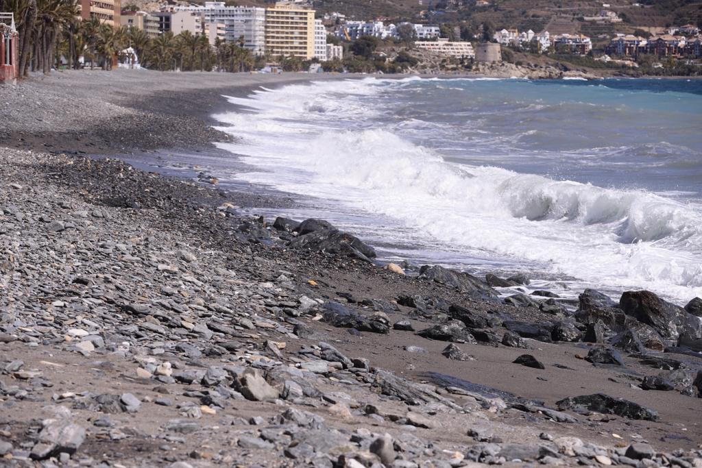 La ya maltrecha escollera de Velilla ha quedado muy dañada y tanto esa zona como Cotobro, Marina del Este y Peña Parda han perdido gran cantidad de arena 