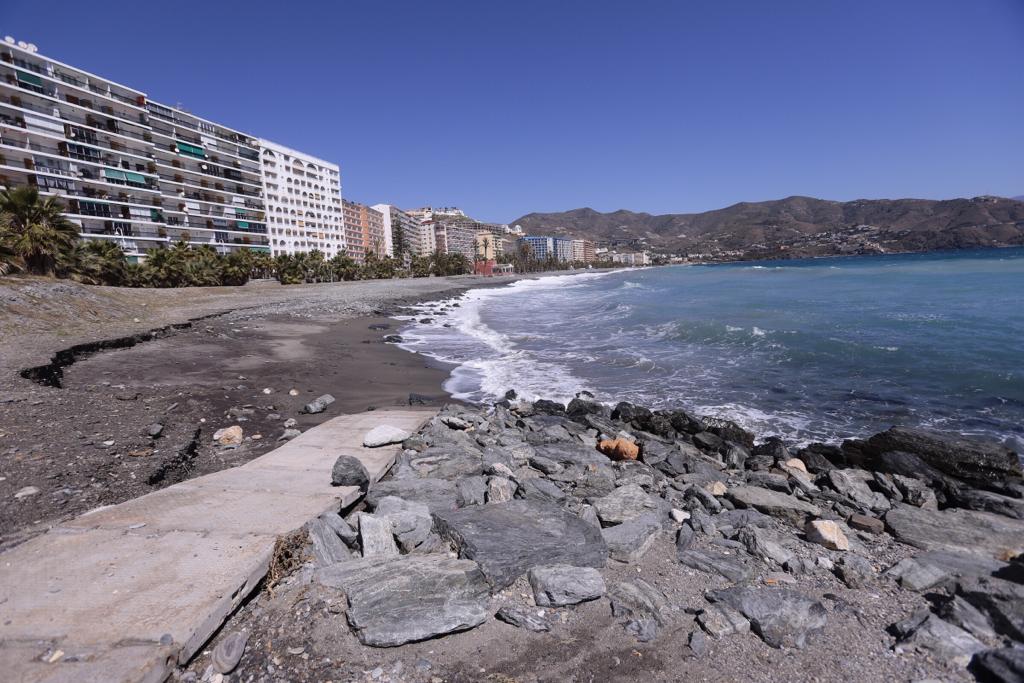 La ya maltrecha escollera de Velilla ha quedado muy dañada y tanto esa zona como Cotobro, Marina del Este y Peña Parda han perdido gran cantidad de arena 