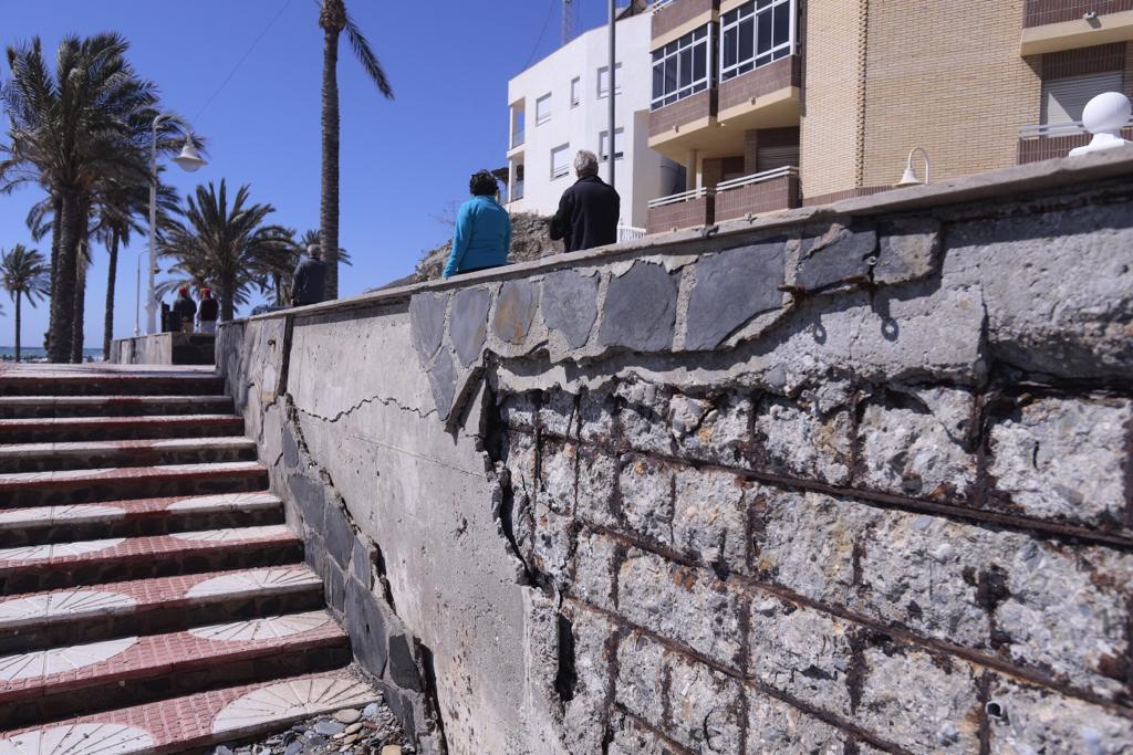 La ya maltrecha escollera de Velilla ha quedado muy dañada y tanto esa zona como Cotobro, Marina del Este y Peña Parda han perdido gran cantidad de arena 
