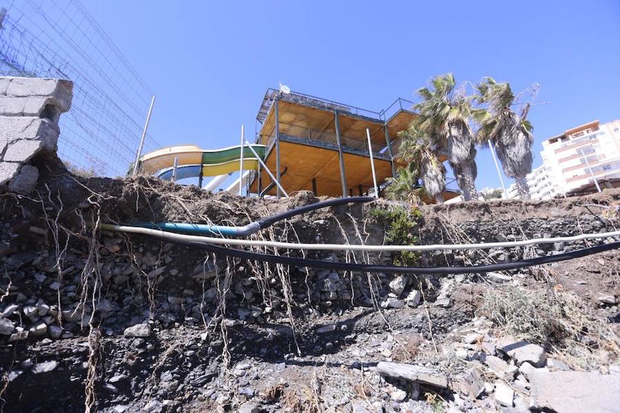 El último temporal ha dejado muy tocada la escollera de la playa de Velilla. 