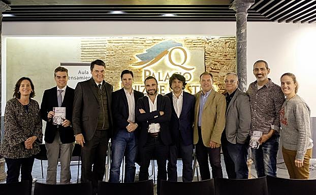 Quico Chirino acompañado de los presentadores del acto y miembros del Aula de Pensamiento Francisco Javier de Burgos. 