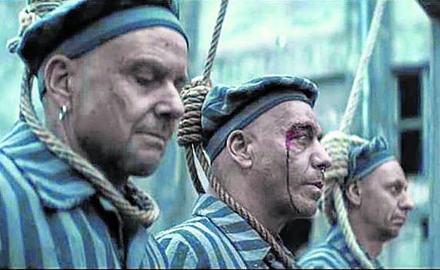 La polémica de Rammstein poniéndose la soga al cuello