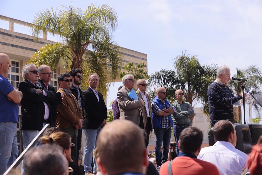 Alrededor de medio millar de personas se han concentrado en Motril para pedir que se hagan ya la canalizaciones de la presa