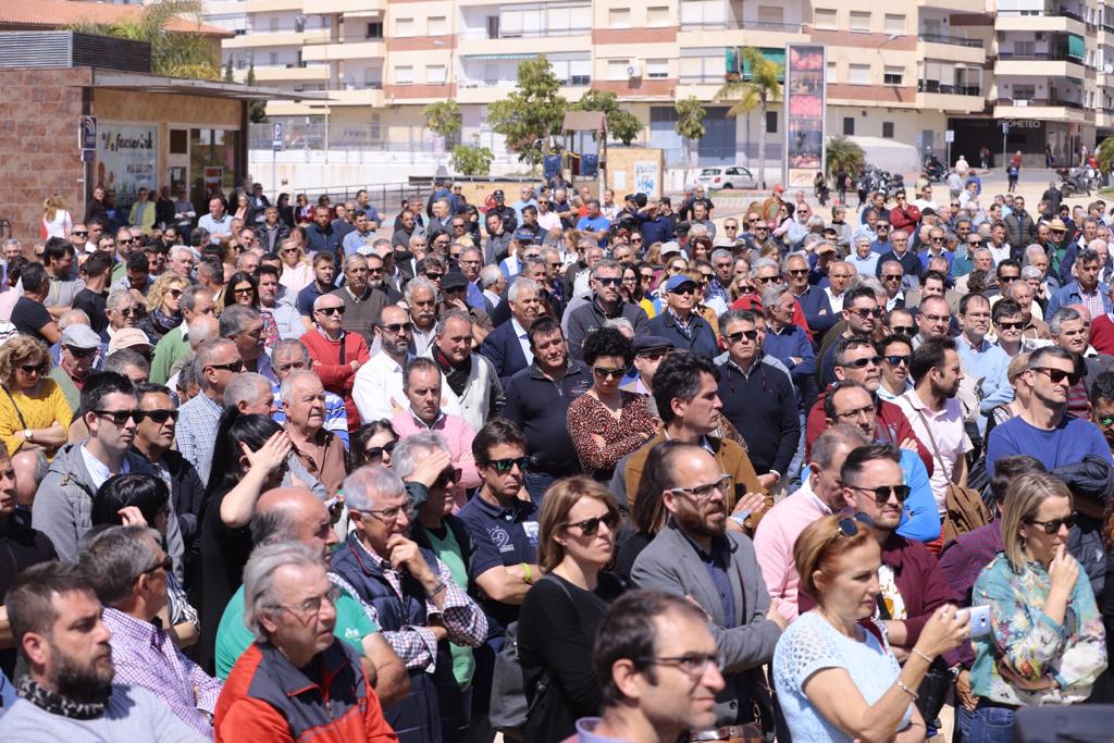 Alrededor de medio millar de personas se han concentrado en Motril para pedir que se hagan ya la canalizaciones de la presa