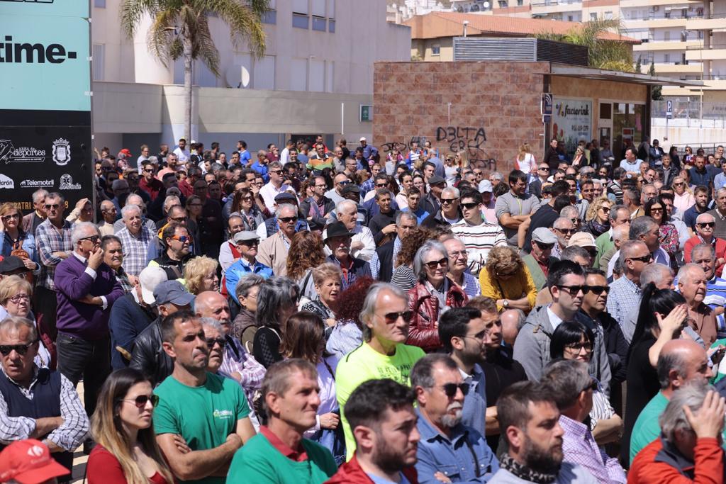 Alrededor de medio millar de personas se han concentrado en Motril para pedir que se hagan ya la canalizaciones de la presa