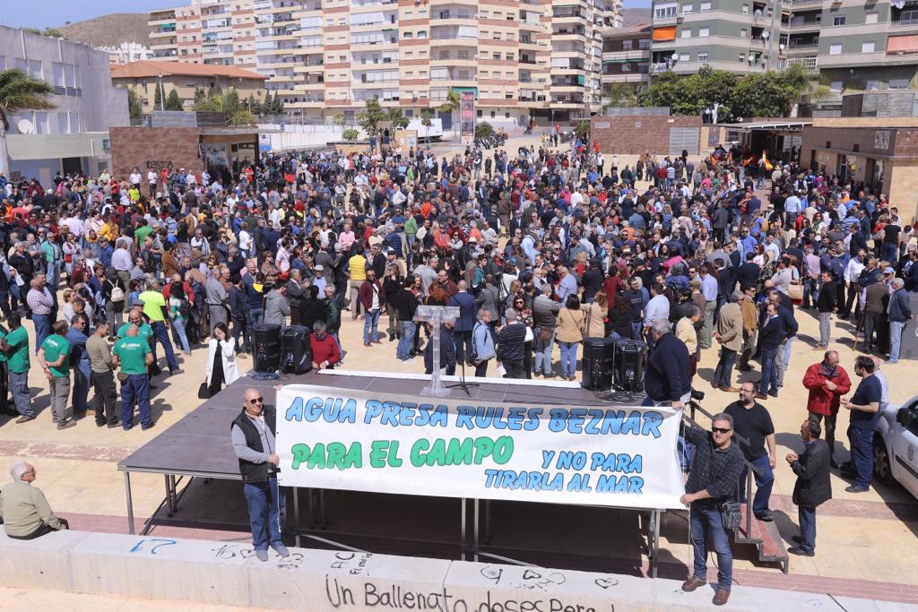 Alrededor de medio millar de personas se han concentrado en Motril para pedir que se hagan ya la canalizaciones de la presa