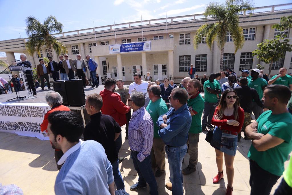 Alrededor de medio millar de personas se han concentrado en Motril para pedir que se hagan ya la canalizaciones de la presa