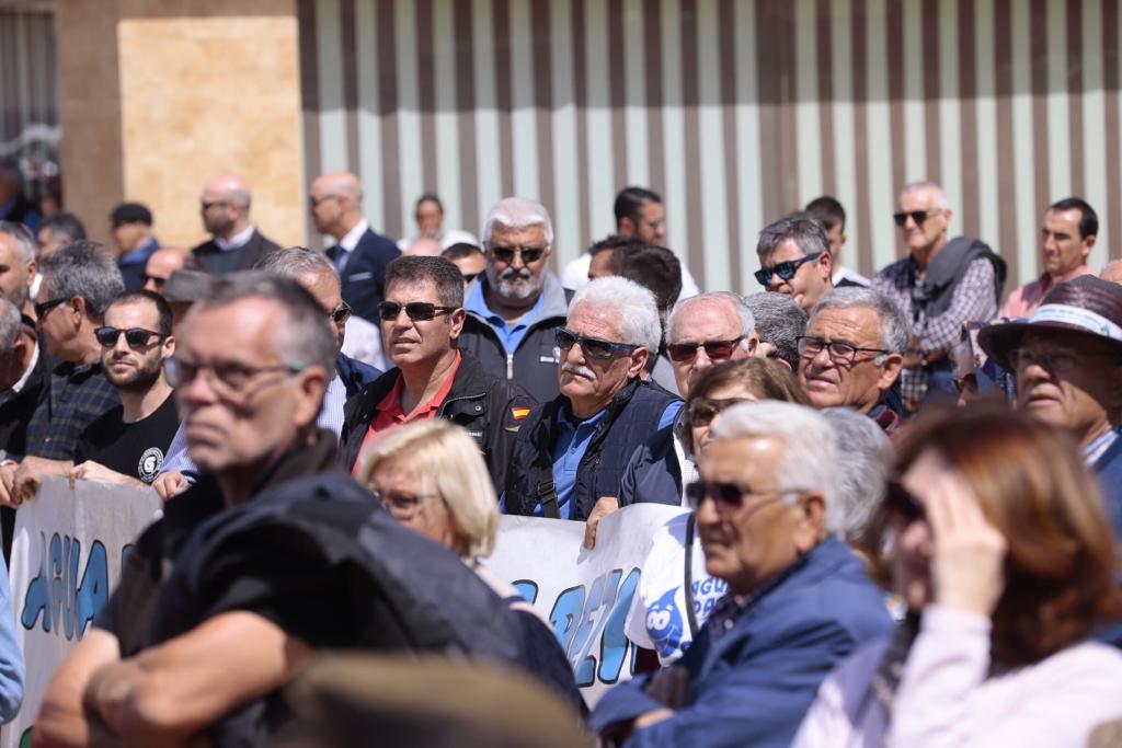 Alrededor de medio millar de personas se han concentrado en Motril para pedir que se hagan ya la canalizaciones de la presa