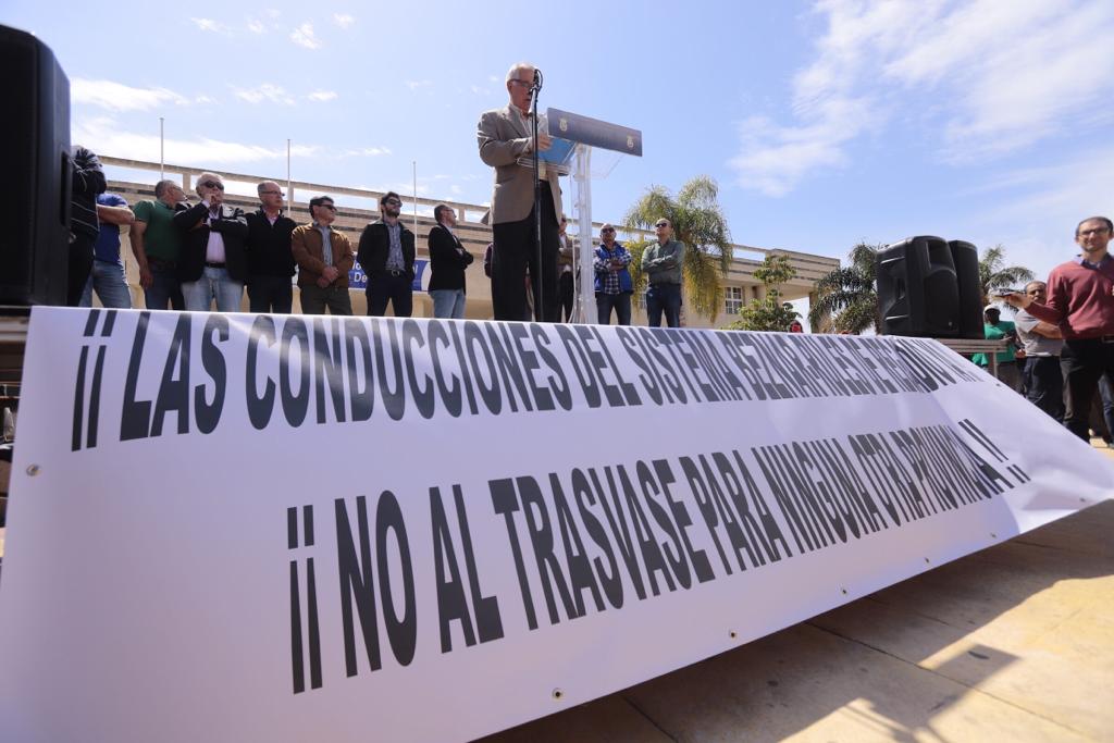Alrededor de medio millar de personas se han concentrado en Motril para pedir que se hagan ya la canalizaciones de la presa