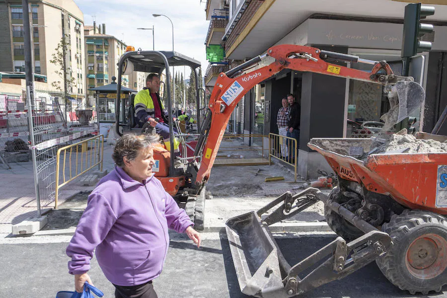 Los operarios probarán esta noche el nuevo alumbrado y asfaltarán la calzada de cara al estreno de la avenida que será el 5 de abril