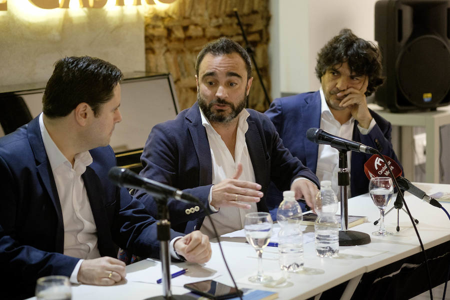 Quico Chirino presentó el jueves 28 de marzo su novela 'A la izquierda del padre' en Motril, acompañado del diputado nacional Carlos Rojas y del escritor y humanista Mario Garcés. Al acto acudieron representantes políticos, empresariales y de la sociedad granadina y motrileña. 