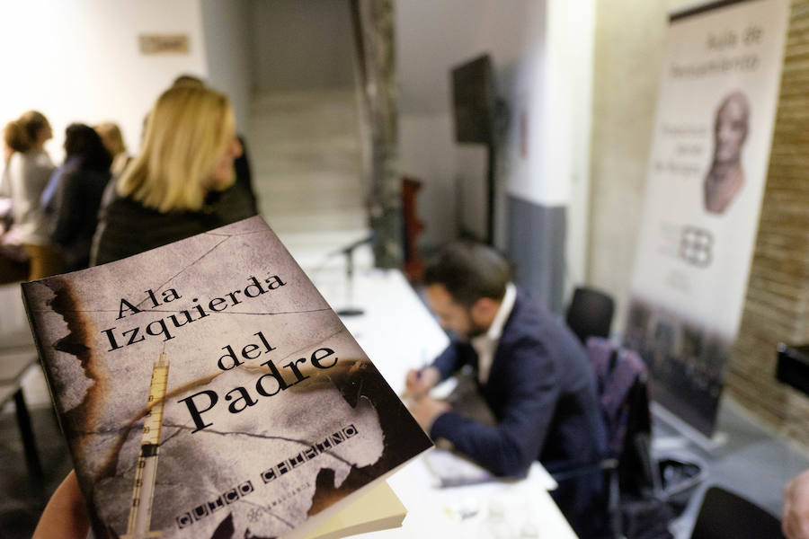 Quico Chirino presentó el jueves 28 de marzo su novela 'A la izquierda del padre' en Motril, acompañado del diputado nacional Carlos Rojas y del escritor y humanista Mario Garcés. Al acto acudieron representantes políticos, empresariales y de la sociedad granadina y motrileña. 