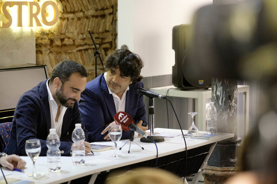 Quico Chirino presentó el jueves 28 de marzo su novela 'A la izquierda del padre' en Motril, acompañado del diputado nacional Carlos Rojas y del escritor y humanista Mario Garcés. Al acto acudieron representantes políticos, empresariales y de la sociedad granadina y motrileña. 