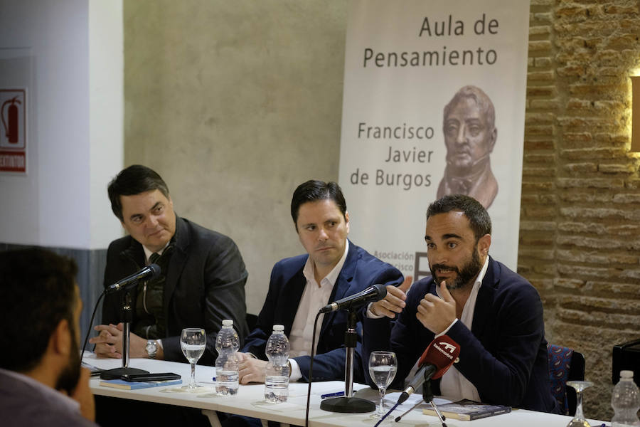 Quico Chirino presentó el jueves 28 de marzo su novela 'A la izquierda del padre' en Motril, acompañado del diputado nacional Carlos Rojas y del escritor y humanista Mario Garcés. Al acto acudieron representantes políticos, empresariales y de la sociedad granadina y motrileña. 