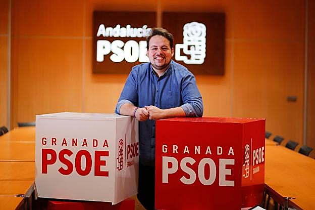 Ricardo Rosas posa en una sede del PSOE-A.