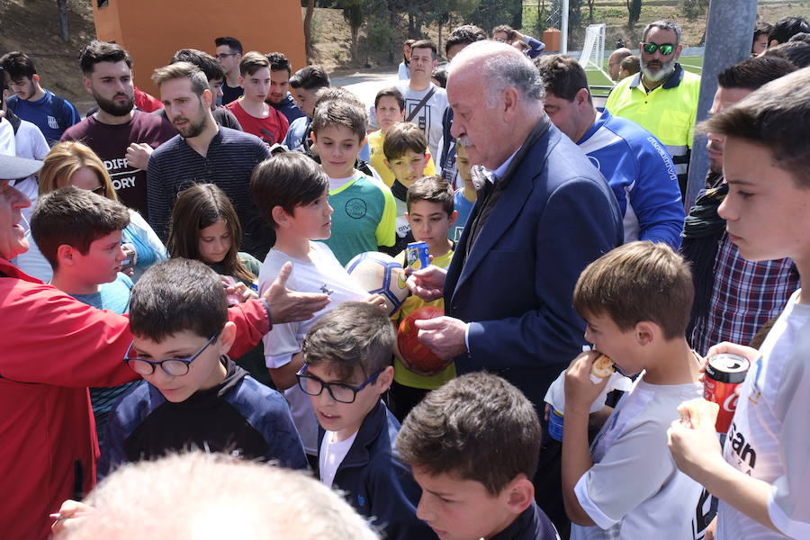 El ex seleccionador nacional ha acudido esta mañana a la Gala del Deporte de Cájar, donde cientos de niños disputan un torneo de fútbol base